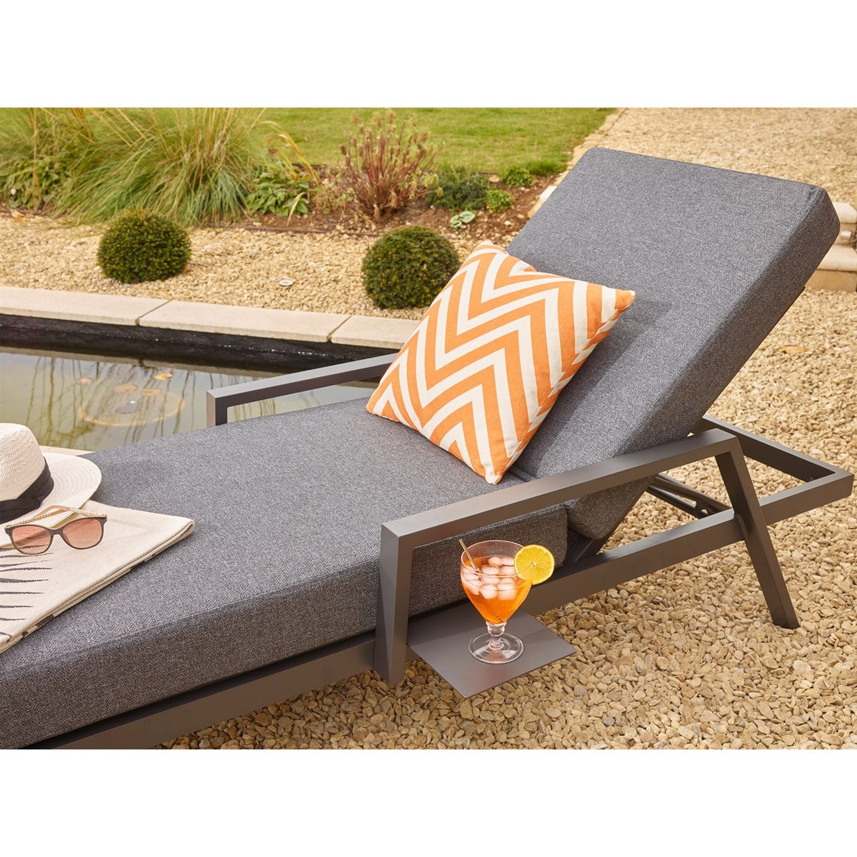 Lounger with Side Shelfgarden