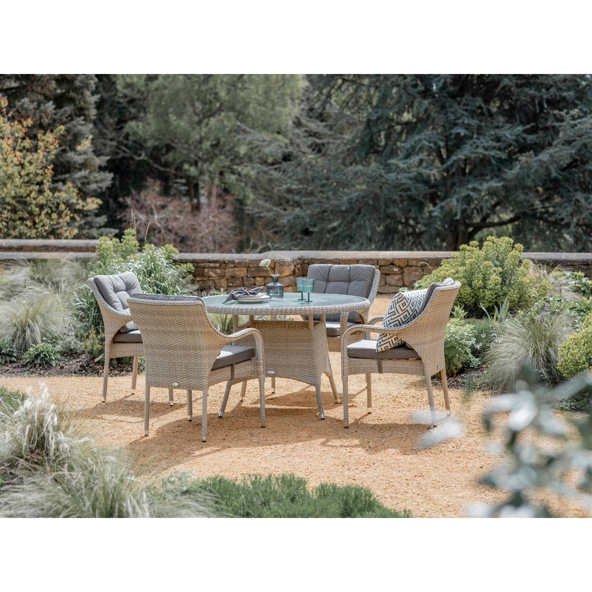 Rattan 4 Seat Round Dining Set with Parasol & Basegarden