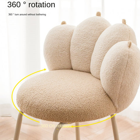 Cat claw chair is modern and simple.