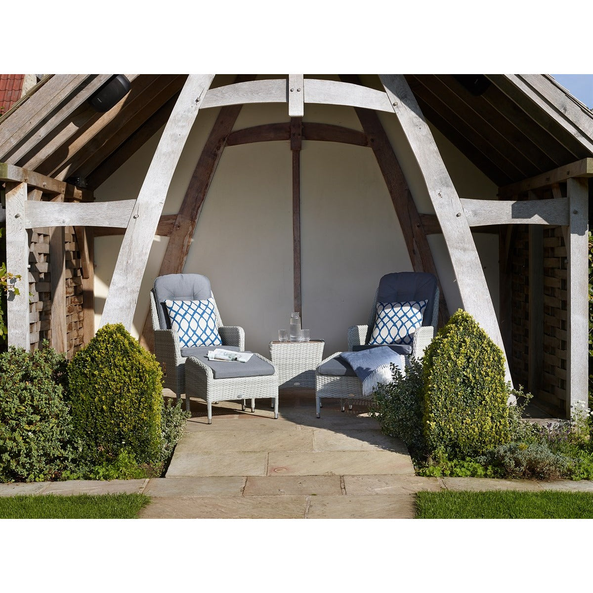 Cloud Rattan Recliner Set with 2 Footstools & Tree-Free Top Side Tablegarden