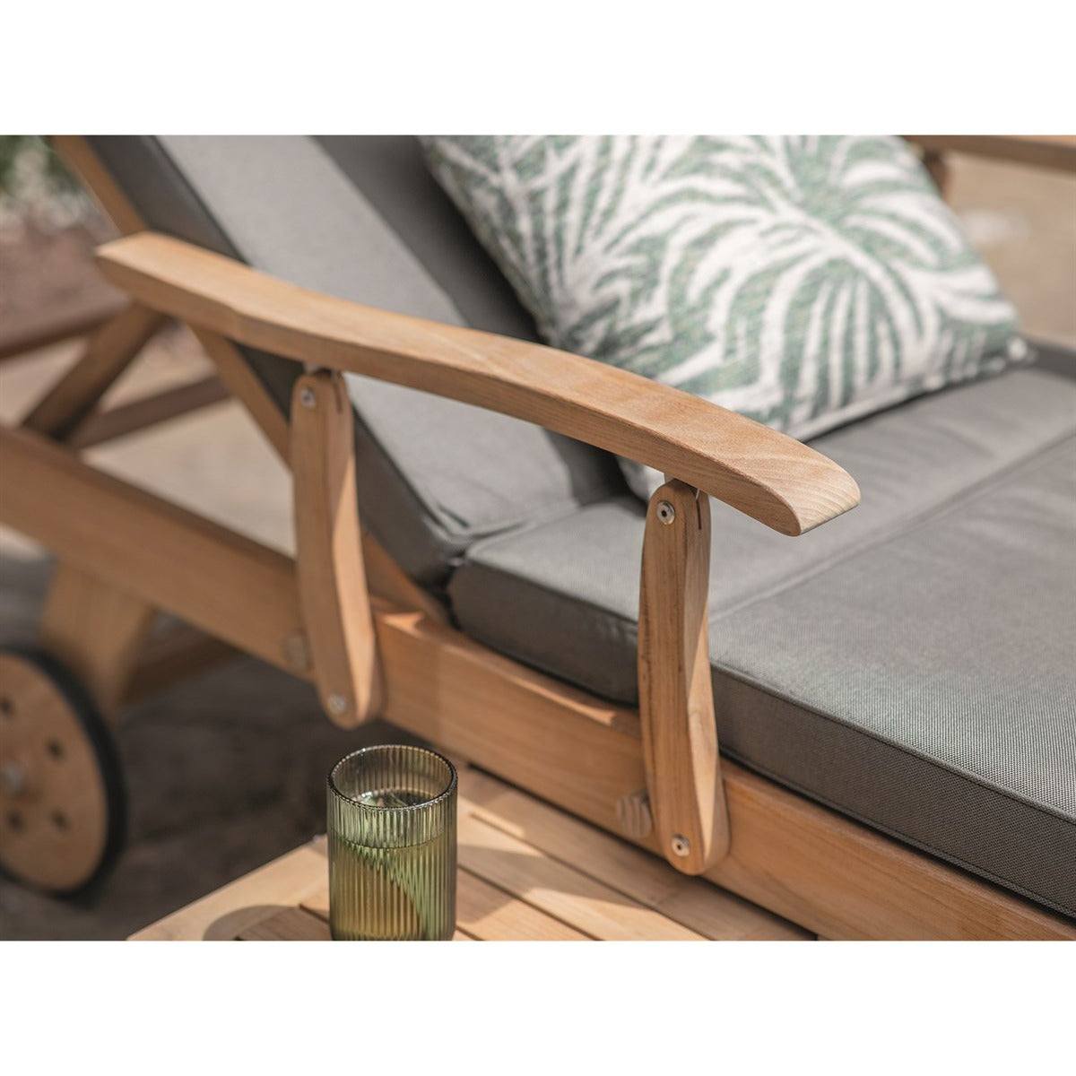 Teak Lounger with Side Tablegarden