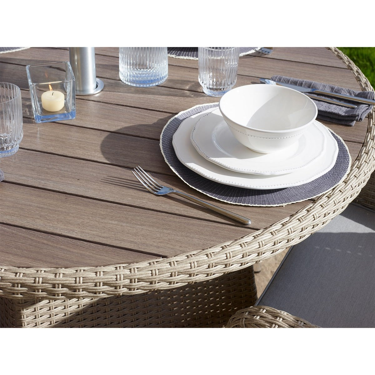 Nutmeg Rattan 4 Seat Round Dining Set with Tree-Free Top, Parasol & Basegarden