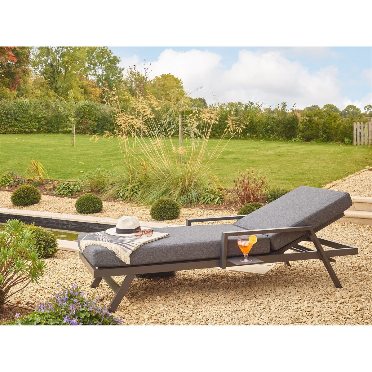 Lounger with Side Shelfgarden